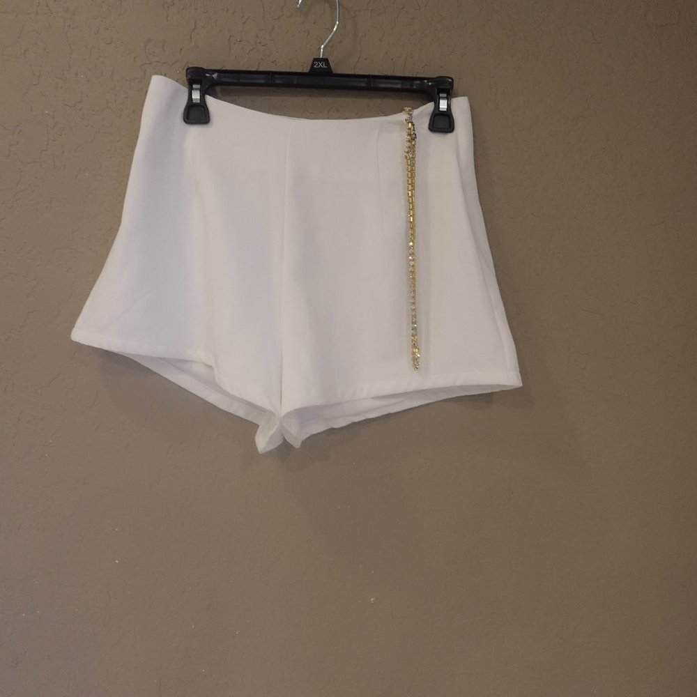 @Zu'car white shorts